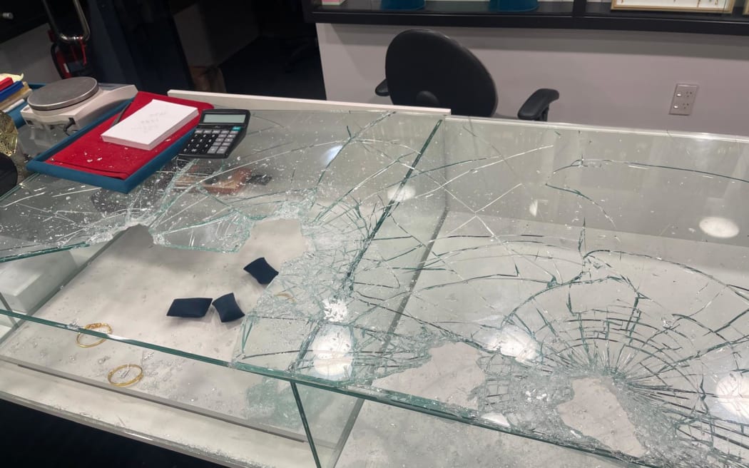 A group of offenders targeted Krishna Jewellers in Papatoetoe just after 4pm on Sunday.