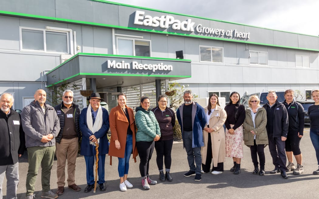 Māori Kiwifruit Growers staff