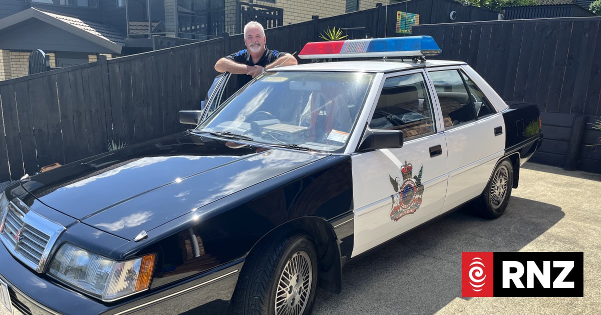 Te Awamutu man converts Mitsubishi into traffic cop car | RNZ