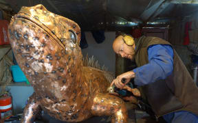 Uruiti metal artist Nathan Hull  has created a giant steel and copper tuatara.