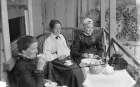 Older women led the trend for Southlanders to roll the letter R a vowel (the postvocalic R). This archive photo shows Amy Kirk, Sarah Jane Kirk, and another woman taking tea on a verandah sometime between 1895-1915