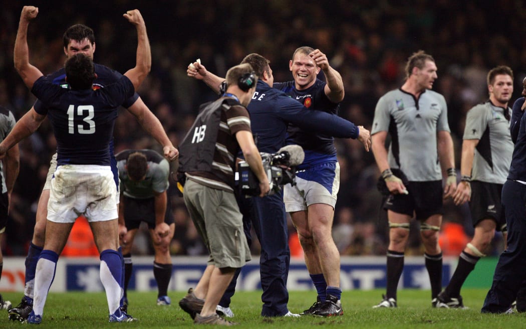 France celebrate as the All Blacks look on after the World Cup loss in 2007 at Millennium Stadium, Cardiff, Wales. Saturday 6 October 2007. France won the match 20-18. Photo: Andrew Cornaga/PHOTOSPORT