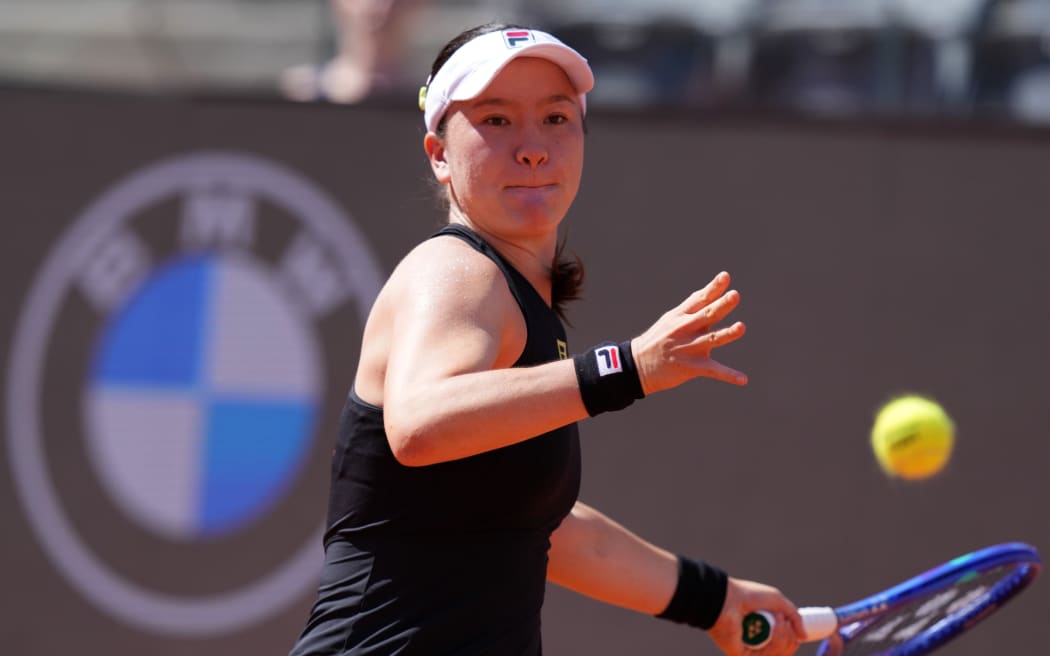 Lulu Sun in action against Jasmine Paolini in their third round match at the Italian Open, 8 May, 2025.