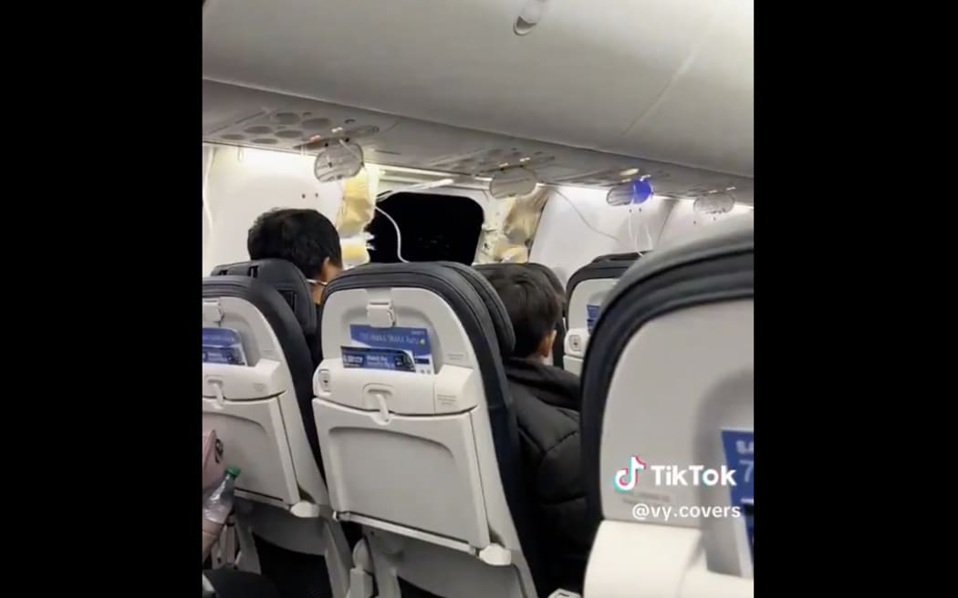 Zrzut ekranu z filmu udostępnionego przez użytkownika TikTok przedstawiającego samolot Alaska Airlines po eksplozji części okna i ściany bocznej.