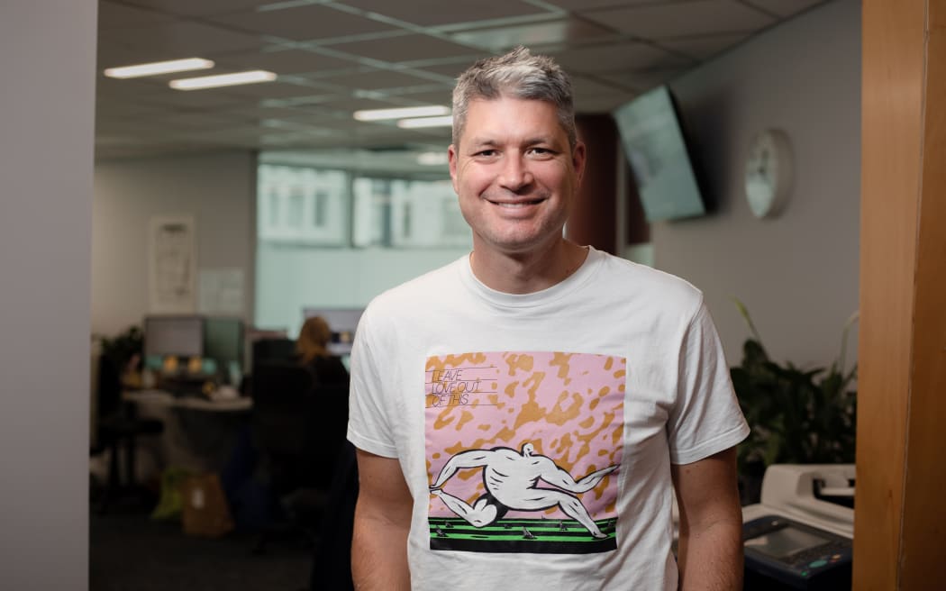 Jesse is sporting an Anthonie Tonnon 'Leave Love Out Of This' T-shirt which features the album cover art by Daniel Blackball.