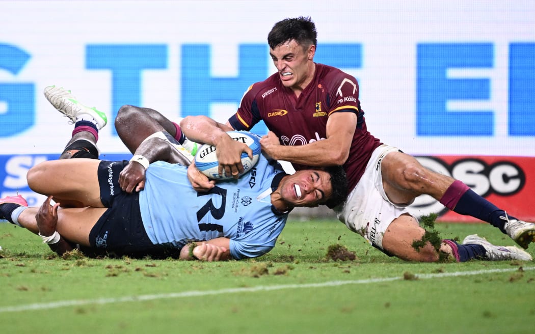 Joseph Sua'ali'i of the Waratahs is tackled on the try line by Soane Vikena and Taine Robinson of the Highlanders (right) during the Super Rugby Pacific Round 1 match at Allianz Stadium in Sydney, 14 February.