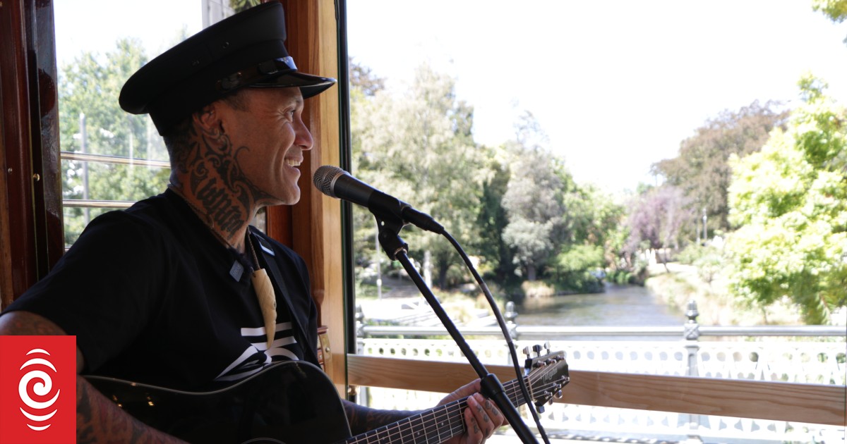 Bezpłatny koncert Tiki Tani w Christchurch rozpoczyna się utworem „Jammin” on the Tram”