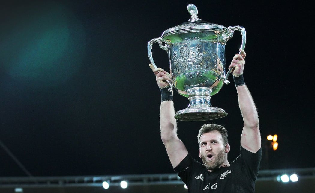 Kieran Read hoists the Bledisloe Cup, Westpac Stadium, Wellington. 27th August 2016. © Copyright Photo: Grant Down / www.photosport.nz