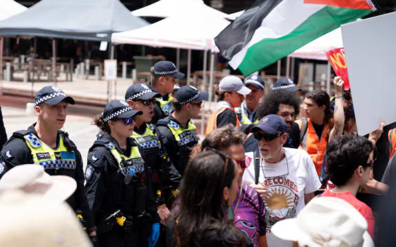 Speeches at the rally were cut short when police alerted organisers about a potential threat. (ABC News: Cason Ho)