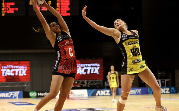 Kimiora Poi of the Tactix and Madeline Gordon of the Pulse.