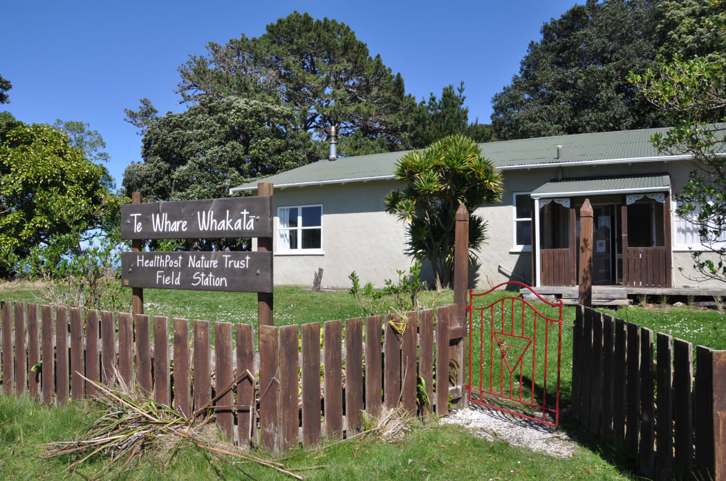 The conservation base Te Whare Whakatā at the base of Farewell Spit.