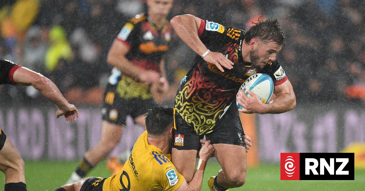 Chiefs outmuscle Hurricanes in Hamilton slogfest | RNZ