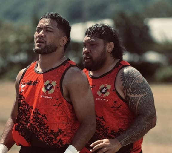 'Ikale Tahi captain Ben Tameifuna (back) and Tupou Ma'afu Afu work on a lineout move.