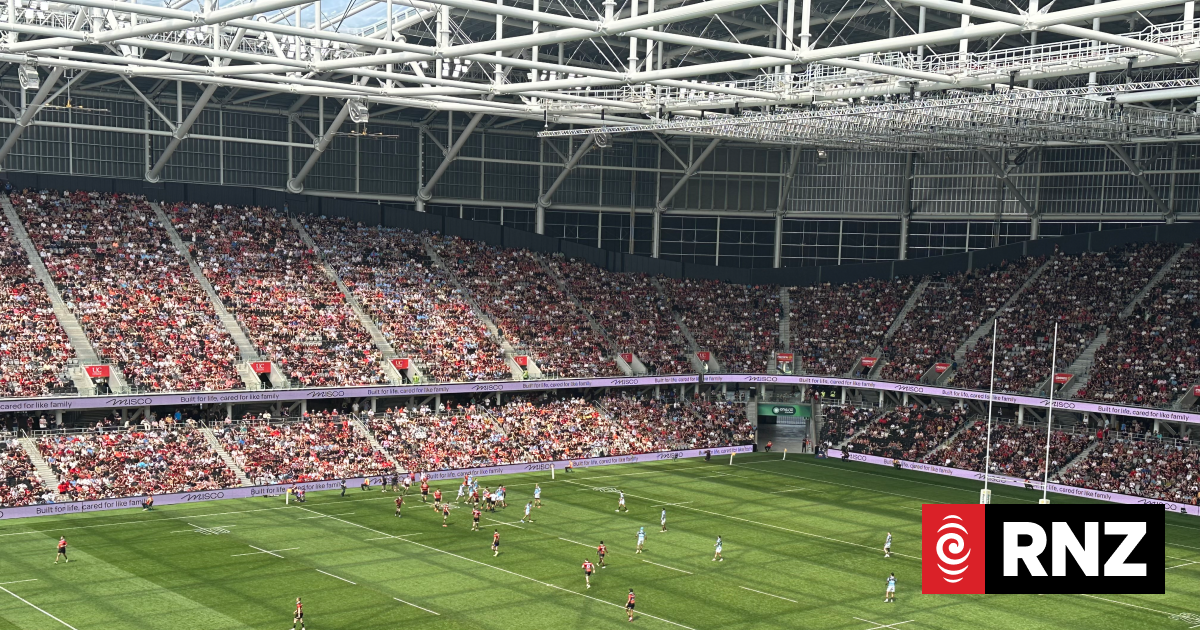 Six people treated for heat amid warning One NZ stadium's temps 'jump ...