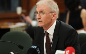 A Ministry of Foreign Affairs and Trade deputy secretary Jeff Langley gives a briefing on Manus Island refugees to a select committee.