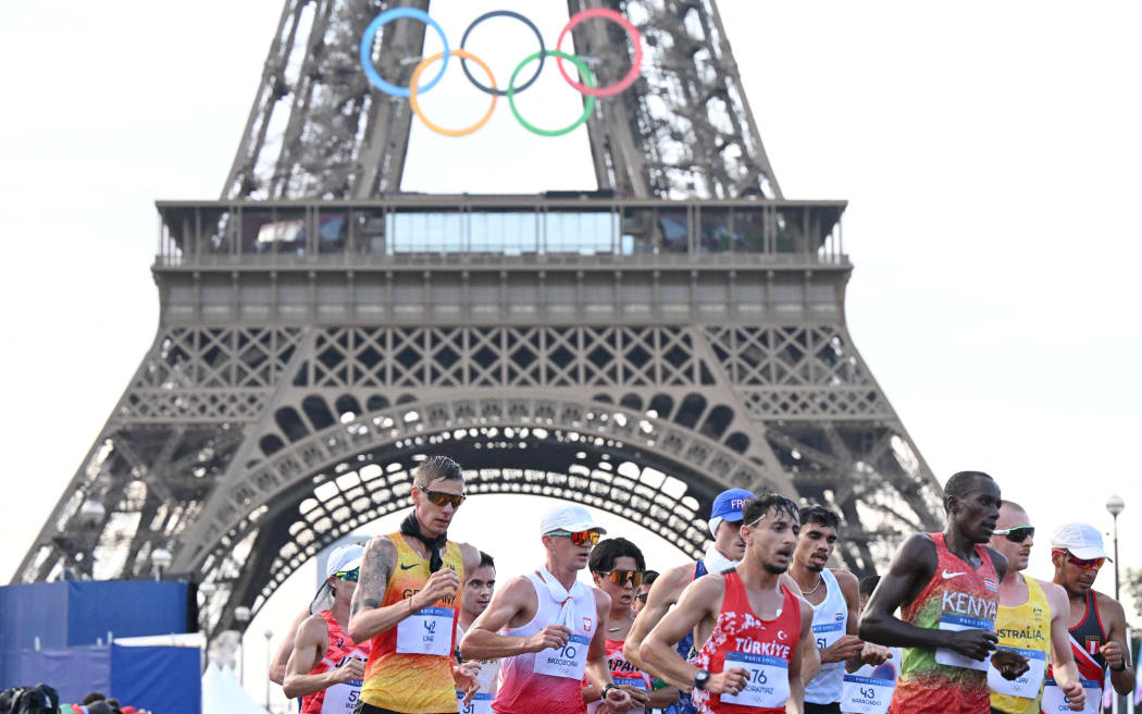 01 August 2024, France, Paris: Paris 2024, Olympics, athletics, 20 km walk, men, Jardins du Trocadero, Christopher Linke (2vl) from Germany is in the field of runners at the Eiffel Tower. Photo: Sven Hoppe/dpa (Photo by SVEN HOPPE / DPA / dpa Picture-Alliance via AFP)