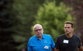 SUN VALLEY, ID - JULY 13: (L to R) Rupert Murdoch, executive chairman of News Corp and chairman of Fox News, and Lachlan Murdoch, co-chairman of 21st Century Fox, walk together as they arrive on the third day of the annual Allen & Company Sun Valley Conference, July 13, 2017 in Sun Valley, Idaho. Every July, some of the world's most wealthy and powerful businesspeople from the media, finance, technology and political spheres converge at the Sun Valley Resort for the exclusive weeklong conference.   Drew Angerer/Getty Images/AFP (Photo by Drew Angerer / GETTY IMAGES NORTH AMERICA / Getty Images via AFP)