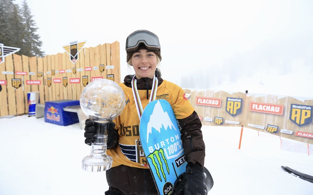 Zoi Sadowski-Synnott with the FIS Snowboard Slopestyle Crystal Globe. Credit FIS Park & Pipe.