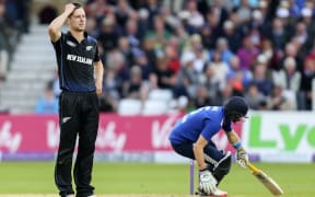 New Zealand cricketer Matt Henry playing England 2015.
