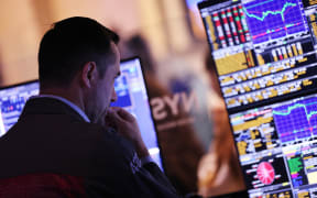 NEW YORK, NEW YORK - AUGUST 05: Traders work on the floor of the New York Stock Exchange during afternoon trading on August 05, 2024 in New York City. All three major indexes closed with significant losses, with the Dow Jones falling 1,000 points and the S&P 500 sliding 3.2 percent, its worst day since 2022, amid a global market sell-off centered around fears of a U.S. recession.   Michael M. Santiago/Getty Images/AFP (Photo by Michael M. Santiago / GETTY IMAGES NORTH AMERICA / Getty Images via AFP)