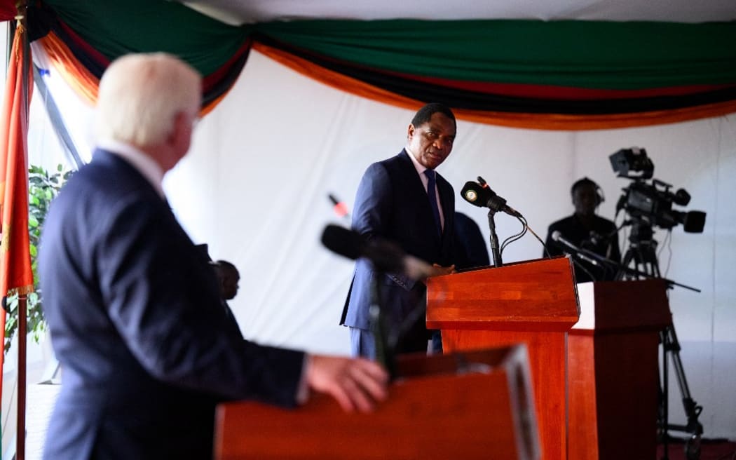 01 November 2023, Zambia, Lusaka: German President Frank-Walter Steinmeier (l) and Hakainde Hichilema, President of Zambia, make remarks at a press conference after their talks at State House. President Steinmeier is visiting the East African countries of Tanzania and Zambia this week. Photo: Bernd von Jutrczenka/dpa (Photo by BERND VON JUTRCZENKA / DPA / dpa Picture-Alliance via AFP)