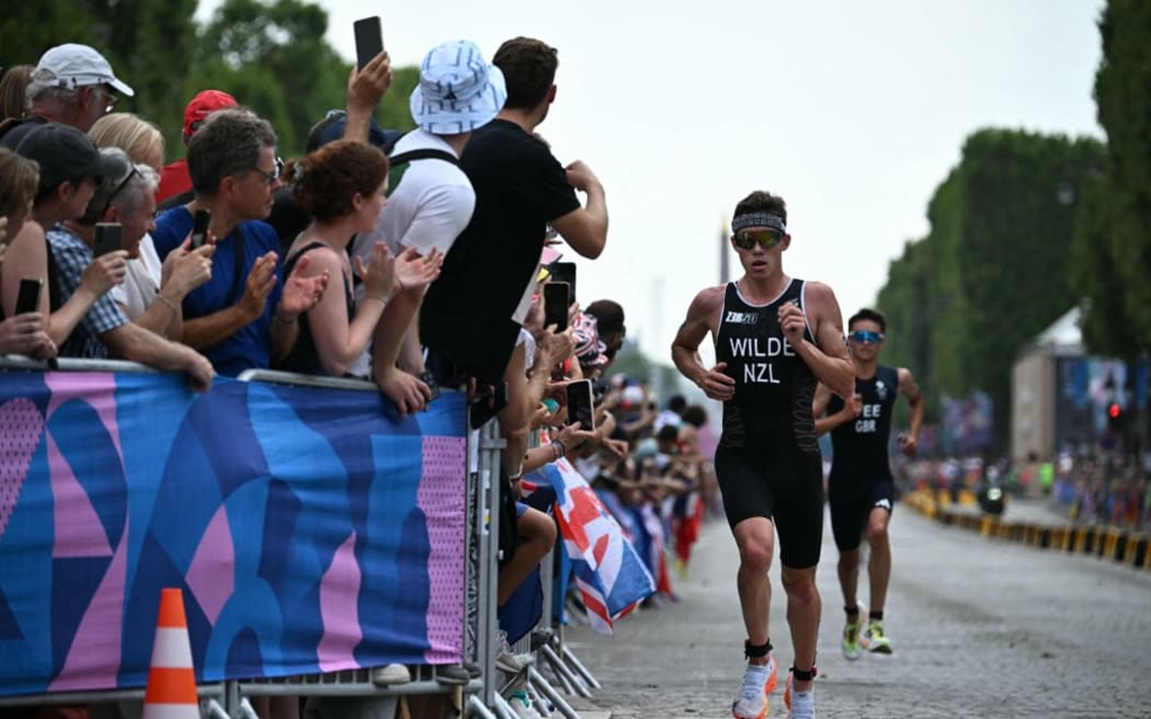 New Zealand's Hayden Wilde (L) and Britain's Alex Yee compete in the running stage during the men's individual triathlon at the Paris 2024 Olympic Games in central Paris on July 31, 2024. (Photo by Ben STANSALL / AFP)