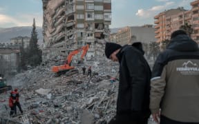 Rescuers search through the rubble of a collapsed building in Kahramanmaras on February 18, 2023, after a 7,8-magnitude earthquake struck the country's south-east. - The death toll on February 18 rose to more than 44,000 from the devastating earthquake in Turkey and Syria in the early hours of February 6, 2023. (Photo by BULENT KILIC / AFP)