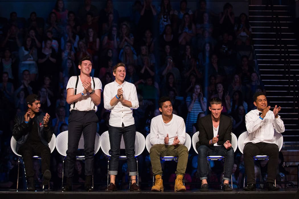 The boys take part in the SIX SEAT CHALLENGE.