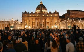 EDITORS NOTE: Graphic content / People queue to pay their respects to late Pope Francis as his body lies in state, outside St Peter’s Basilica in The Vatican, on April 23, 2025. Tens of thousands of mourners began saying their last goodbyes to Pope Francis at St Peter's Basilica Wednesday, as the body of the late Argentine pontiff began three days of lying in state. (Photo by Stefano Rellandini / AFP)