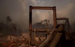 MALIBU, CALIFORNIA - JANUARY 8: Flames from the Palisades Fire burn a home on January 8, 2025 in Malibu, California. Fueled by intense Santa Ana Winds, the Palisades Fire has grown to over 2,900 acres and 30,000 people have been ordered to evacuate while a second major fire continues to burn near Eaton Canyon in Altadena.   Eric Thayer/Getty Images/AFP (Photo by Eric Thayer / GETTY IMAGES NORTH AMERICA / Getty Images via AFP)