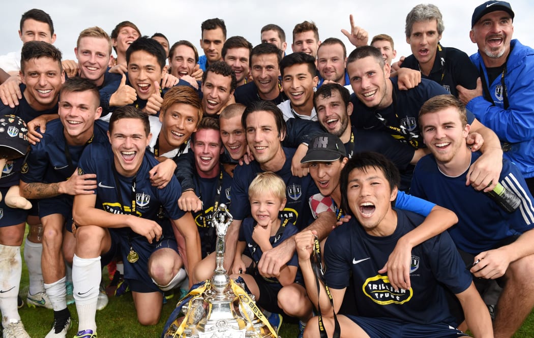 Auckland City celebrate with the trophy, 2015.