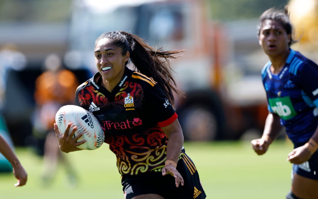 Mererangi Paul of Chiefs Manawa scores a try.