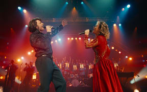 (L to R) Hugh Jackman as Mike Sardina and Kate Hudson as Claire Stengl in director Craig Brewer's SONG SUNG BLUE, a Focus Features release. Credit: Courtesy of Focus Features © 2025 All Rights Reserved.