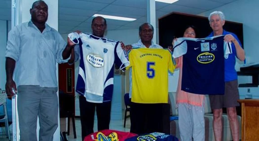 Vanuatu Football Federation President Lambert Maltock receives Auckland City FC uniforms from the Butterfly Trust and staff at the Vanuatu Climate Change
Office.