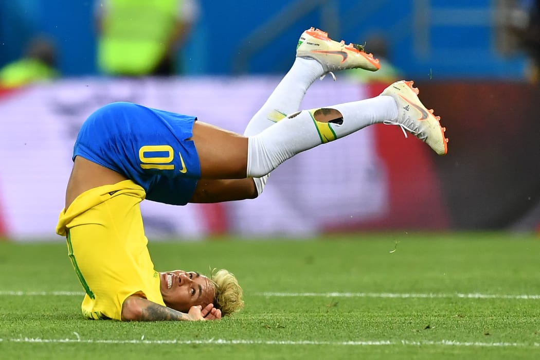Brazil's forward Neymar falls during the Russia 2018 World Cup Group E football match between Brazil and Switzerland at the Rostov Arena in Rostov-On-Don on June 17, 2018. / AFP PHOTO / JOE KLAMAR