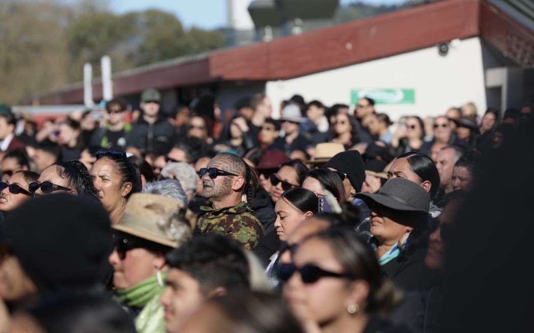 Crowds watch on inside Tuurangawaewae Marae, awaiting to hear who will succeed Kiingi Tuheitia Pootatau Te Wherowhero VII.