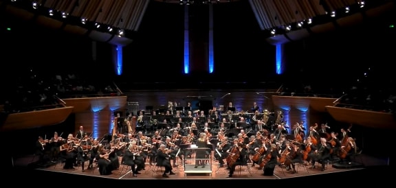 Holly Mathieson conducting NZSO