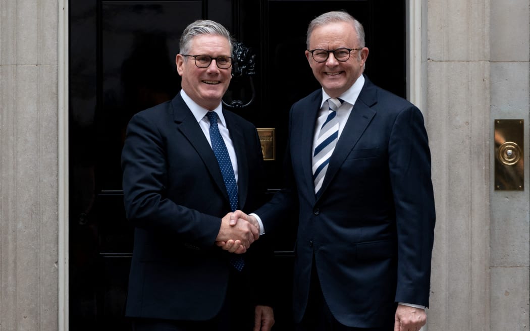 Australia's Prime Minister Anthony Albanese (R) shakes hands with Britain's Prime Minister Keir Starmer upon arrival to attend a bilateral meeting at 10 downing street in central London on September 26, 2025. (Photo by Niklas HALLE'N / AFP)
