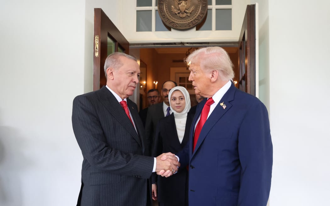 This handout photograph taken and released by the Turkish presidential press service shows US President Donald Trump bidding farewell to Turkish President Recep Tayyip Erdogan following a meeting in the Oval Office at the White House on September 25, 2025 in Washington, DC. Trump has signaled that the US might lift a ban on F-35 sales to Turkey during Erdogan's first visit to the White House since 2019. (Photo by HANDOUT / TURKISH PRESIDENTIAL PRESS SERVICE / AFP) / RESTRICTED TO EDITORIAL USE - MANDATORY CREDIT "AFP PHOTO / TURKISH PRESIDENTIAL PRESS SERVICE / HANDOUT /  " - NO MARKETING NO ADVERTISING CAMPAIGNS - DISTRIBUTED AS A SERVICE TO CLIENTS