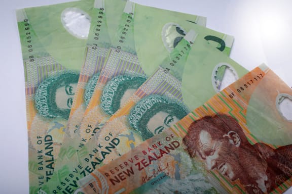 NZ twenty and five dollar notes.