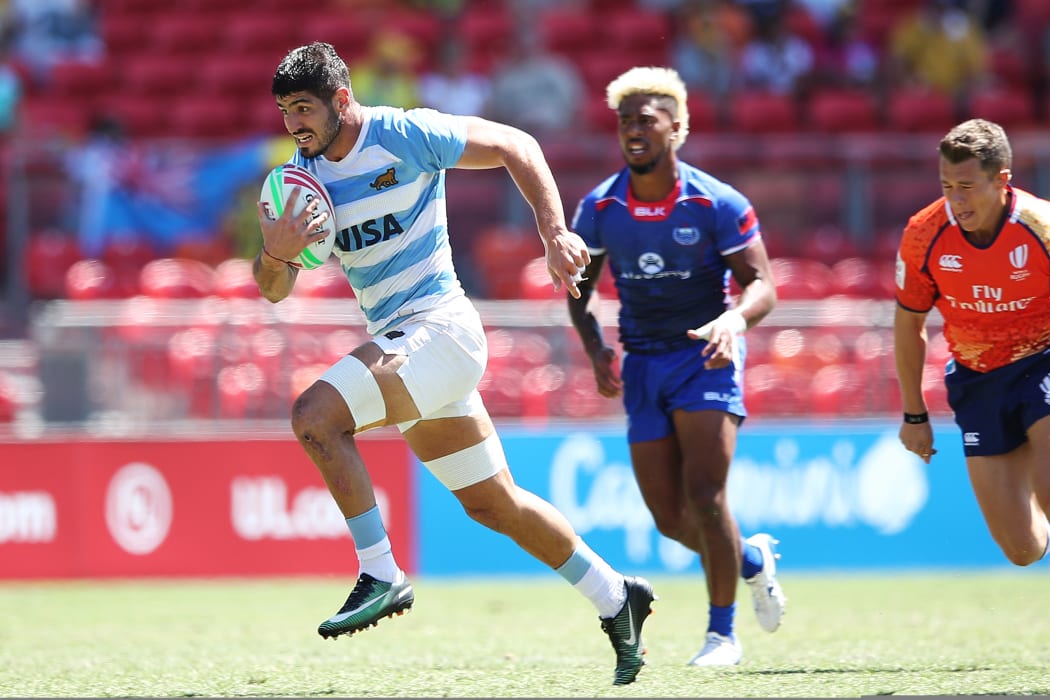 Argentina's German Schultz breaks through the Samoa defence.