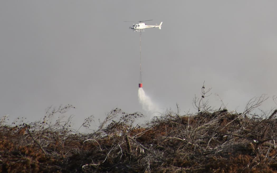 Squirrel helicopter fighting the Pukaki Downs fire near State Highway 8 at the turn off to Mt Cook.  Photo credit: Chris Rudge, Red Cat Biplane Flights