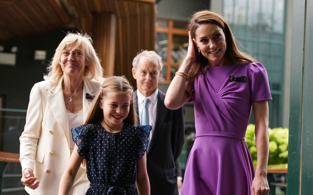 Catherine, la Princesa de Gales (R) y la Princesa Charlotte (2da. L) llegan a Wimbledon.  La Princesa de Gales entregará el trofeo al ganador de la final masculina.