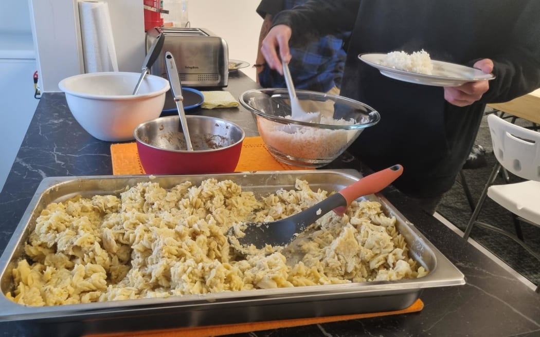 Macaroni cheese and a ginger beef curry with vegetables were on the night shelter menu when RNZ visited.