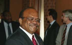 Australian Foreign Minister Alexander Downer (R) welcomes Papua New Guinean Foreign Minister Sir Rabbie Namaliu (L) to bilateral talks at Government House in Sydney, 15 March 2004. Australia is demanding immunity for 230 police being sent to PNG to fight crime and corruption in the former Australian colony. Australian police and soldiers received a similiar immunity when they were sent to restore law and order in the Solomon Islands in 2003.  AFP PHOTO/Torsten BLACKWOOD (Photo by TORSTEN BLACKWOOD / AFP)