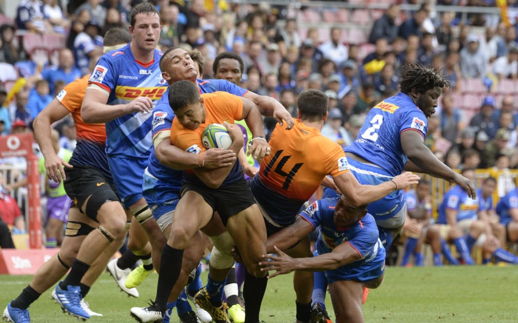 Jaguares Argentinian outside centre Santiago Chocobares (C with ball) tries to get past opposition players during the Super Rugby match against Stormers vs Argentina's Jaguares at Newlands Stadium on February 22, 2020 in Cape Town.