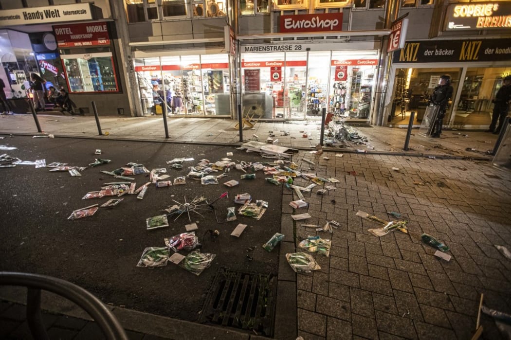 Objects lie in front of a looted shop in Marienstraße. During clashes with the police, dozens of violent small groups have ravaged the city centre and injured several officers.