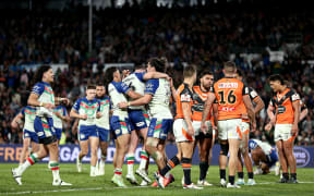 The Warriors celebrate a try scored by Warriors lock Tohu Harris.