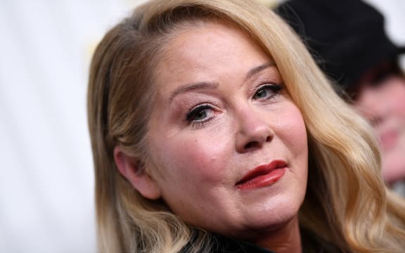 LOS ANGELES, CALIFORNIA - JANUARY 15: (L-R) Christina Applegate and host Anthony Anderson speak onstage during the 75th Primetime Emmy Awards at Peacock Theater on January 15, 2024 in Los Angeles, California.   Kevin Winter/Getty Images/AFP (Photo by KEVIN WINTER / GETTY IMAGES NORTH AMERICA / Getty Images via AFP)