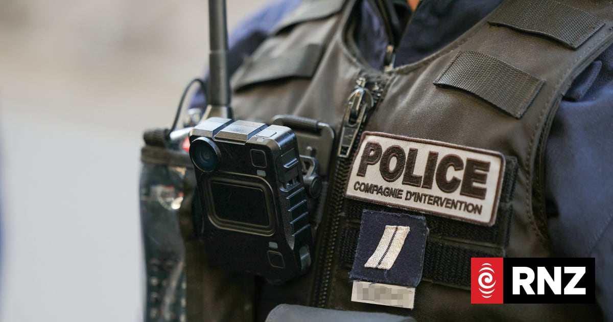 Police consider options for adopting body cameras | RNZ